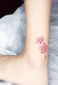 작은 벚꽃 문신 사진과 함께 흰 송아지