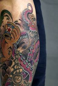Crtani uzorak u boji tetovaža pada na tele