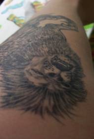 Нога чорний лев голова татуювання візерунок