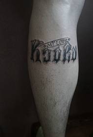 Personlig engelsk tatueringsbild gömd bakom kalven