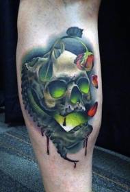 Oslikana zelenim svjetlom i cvjetnim uzorkom tetovaža