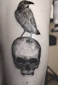 Стегно чорний колючий ворон і череп візерунок татуювання