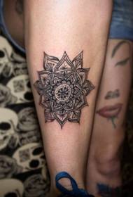 Krásny čierny a biely okrasný kvetinový vzor tetovania pre teľa