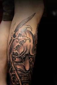 Tradicionalna zgodna tetovaža prajne tetovaže na teletu