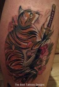 Gatto tigre asiatico colorato con gambo con motivo tatuaggio spada samurai