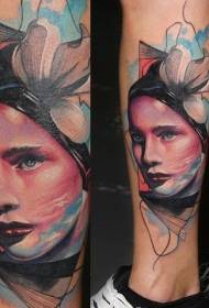 Portraitена портрет во боја на потколеница со шема на цветни тетоважи