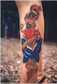 Kalfdolk met hartvorm en roos tatoeëringpatroon