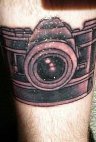 Noga crno-ružičasti uzorak tetovaže fotoaparata