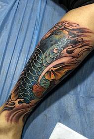 Shui Lingling's calf blue big squid tattoo
