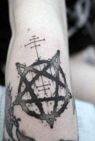 Model de tatuaj cu stele demonice de dimensiuni medii negre