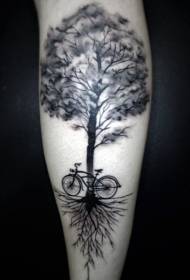 Crno-bijeli usamljeni uzorak tetovaže na drvetu i biciklu