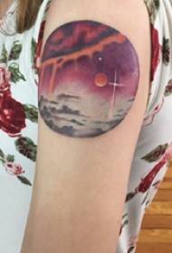 Tatuering planetflickans stora arm på färgad planet tatuering bild
