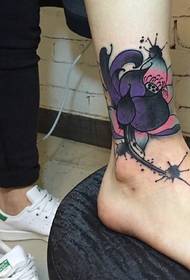 El colorido patrón de tatuaje de loto en la pantorrilla es extremadamente brillante