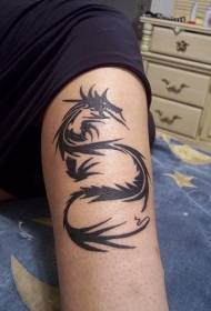 Patrón de tatuaje de tótem de dragón negro con brazos volando
