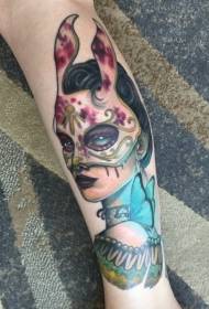 Skrivnostno maskirano dekle iz mehiškega sloga z vzorcem tatoo metuljev