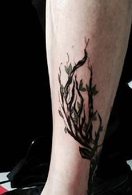 The deer tattoo on the calf is very cute.