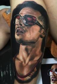 Ritratto di uomo colorato stile realistico di vitello con motivo a tatuaggio occhiali da sole