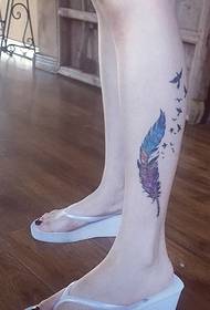 Clip blanco arrastre hermoso tatuaje de pluma de color de vástago