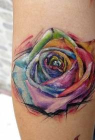 Helder kleurvolle tatoeëring van rooi rose op meisiebene