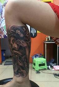 Pedhet wanita kanthi rok kembang kanthi potret apik lan tato prajna cilik