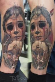 Shank gekleurde horror styl seun met 'n pylmasker tattoo patroon