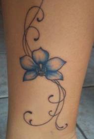 Patas de tatuaje de flores fermosas azuis