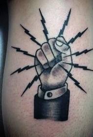 Main de veau noir avec motif tatouage signe de foudre