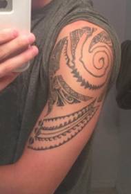 Ilustracija velike ručne tetovaže muška velika ruka na slici crne plemenske totemske tetovaže