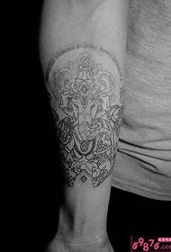 Pola tato lengan dewa gajah hitam dan putih