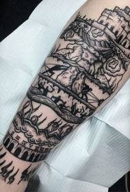 Mazu roku iespaidīgi, dažādu laikmetu tetovējumi ar melnām spīlēm
