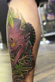 Txahaletan harrigarria den phoenix tatuaje txikiak begirada merezi du.