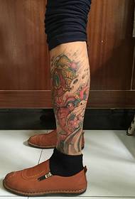 Liten Prajna tatueringsmönster med en kalv