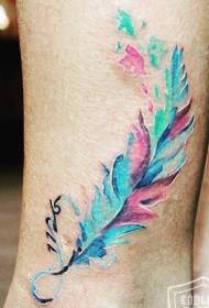 Piękny tatuaż z piórkowym tatuażem na cholewce