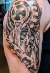 Illustration de tatouage de gros bras mâle gros bras sur la photo de tatouage engins noirs