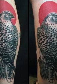 Très beau motif de tatouage d'aigle et de soleil coloré sur le mollet