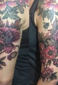 Poppy tattoo foto van een poppy tattoo geschilderd op de arm van een meisje