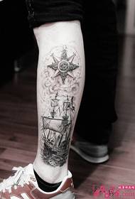 Kompass med sejlende sejlbåd sort og hvid læg tatovering