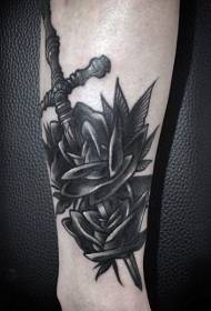 精美的黑色灰色匕首，上面有玫瑰紋身圖案