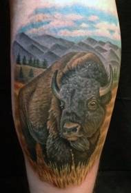 Spalvotas laukinis bulius su kalnų kraštovaizdžio tatuiruotės modeliu