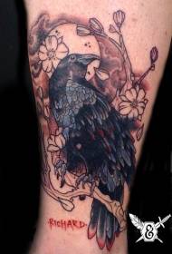 Цветно цъфтящо дърво в европейски и американски стил с модел на татуировка врана