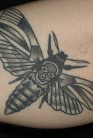 Tatouage papillon avec une personnalité noire sur la jambe