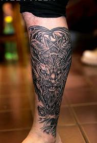 Exquisito y hermoso tatuaje de tótem de pantorrilla