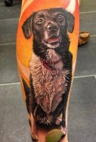 Ternera di bellissima gamba di culore anticu ritrattu di tatuu di cane
