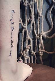 Mala svježa engleska tetovaža tetovaže na vanjskoj strani tele