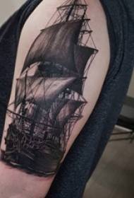ilustrim tatuazh i krahut të madh studenti mashkull krah i madh në fotografinë me tatuazhe anije pirate të zymtë