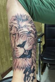 Black and white lion head tattoo pattern on the calf is very scary