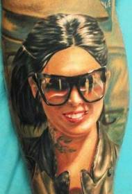Kojos gražios moters portretu nutapytas tatuiruotės raštas