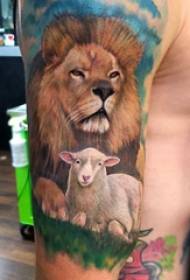 Иллюстрация татуировки большой руки мужчина большой рисунок татуировки овец и льва