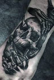 Estilo de grabado en empeine cráneo negro y patrón de tatuaje de mano