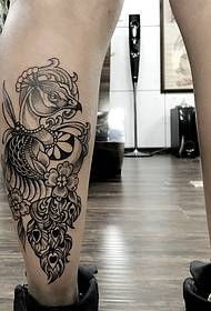 Fuori dal polpaccio, orgoglioso del bellissimo disegno del tatuaggio pavone